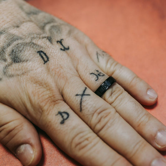 Ανδρικό μαύρο ατσάλινο δαχτυλίδι Hora