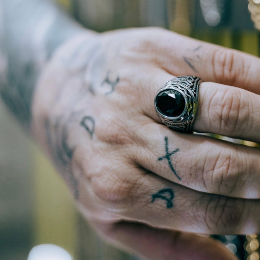 Ανδρικό ατσάλινο δαχτυλίδι με μαύρη πέτρα 770