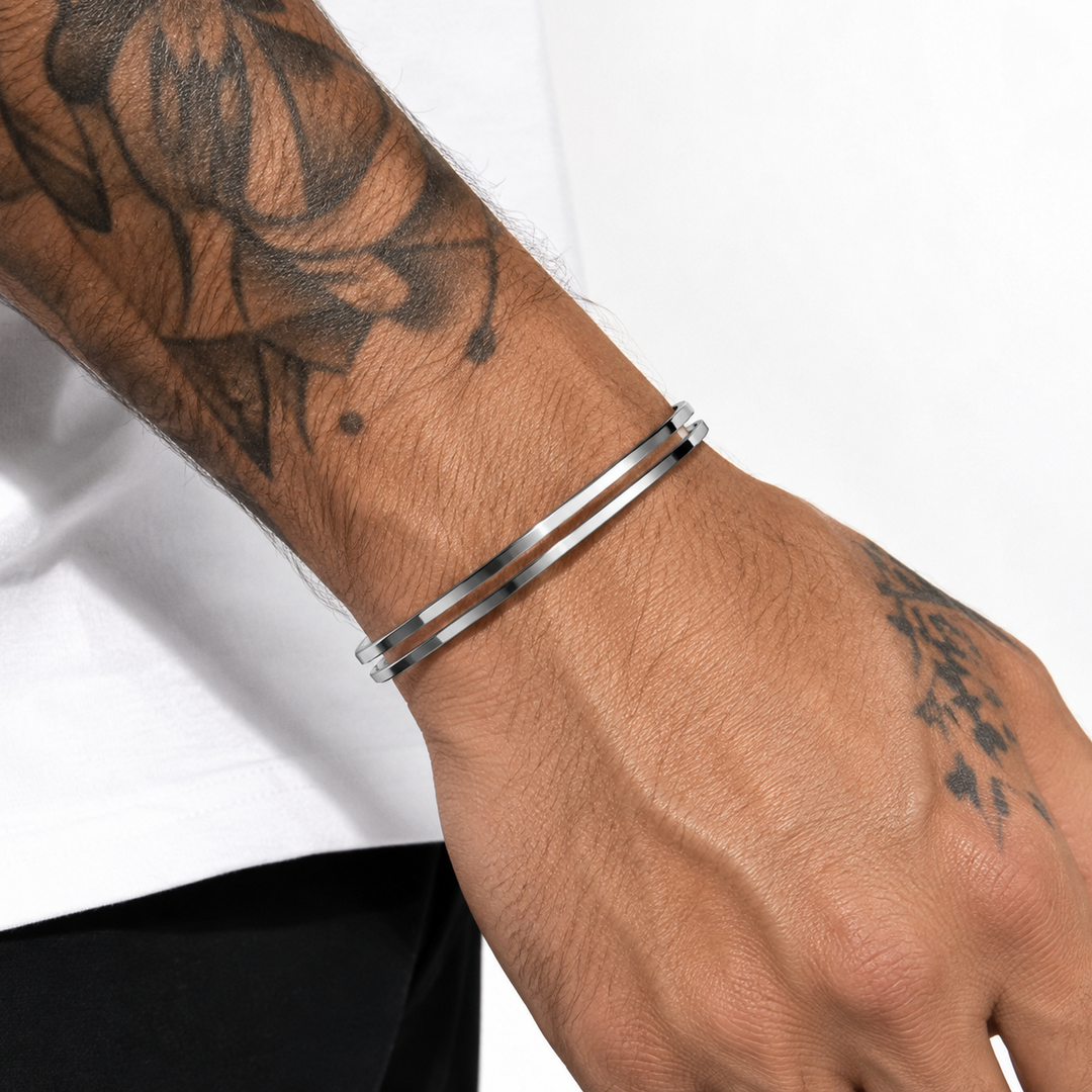 Ανδρικό ασημί cuff βραχιόλι Double Line με διπλή γραμμή και minimal σχεδιασμό, φορεμένο σε αντρικό καρπό.