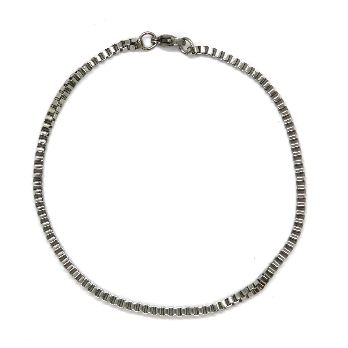 Άντρας με τατουάζ που φορά το Box Silver Bracelet 2mm από ανοξείδωτο ατσάλι σε ασημί χρώμα.